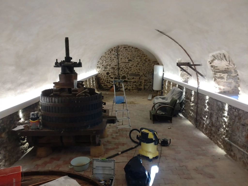 Rénovation électrique  installation d'éclairage dans une cave voutée sur Bressenay